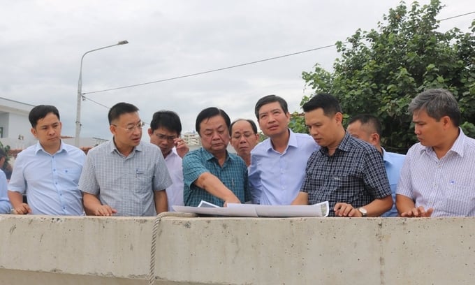 Minister Le Minh Hoan conducting inspection of the embankment area in An Chan commune. Photo: Kim So.