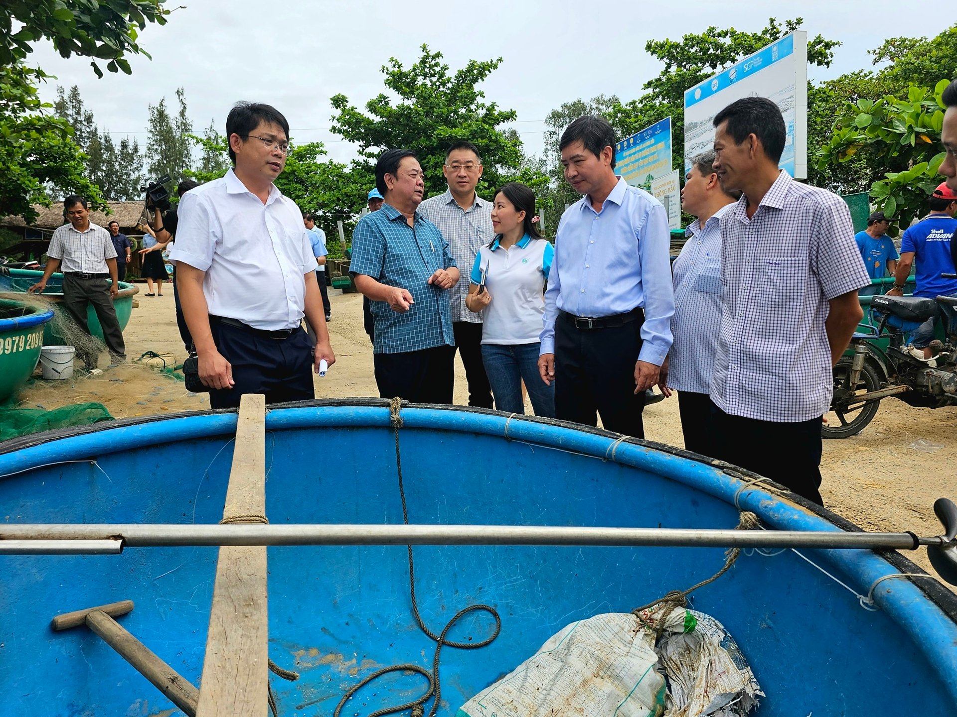 Minister Le Minh Hoan conducting a cultural exploration of the fishing community in Hon Yen Village. Photo: Kim So.