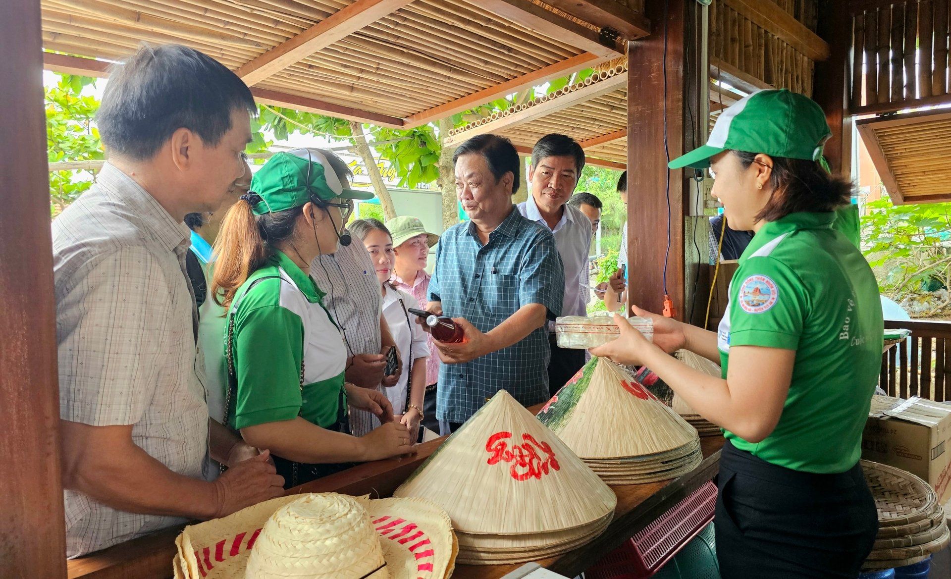 Minister Le Minh Hoan learning about the distinctive products of the Hon Yen fishing village. Photo: Kim So.