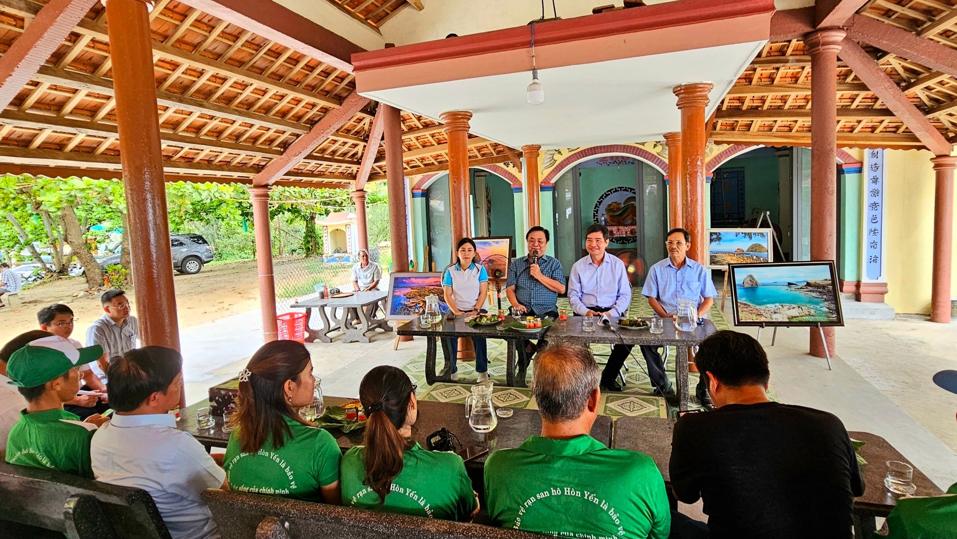 Minister Le Minh Hoan conversing with the Hon Yen coral reef preservation community. Photo: Kim So.