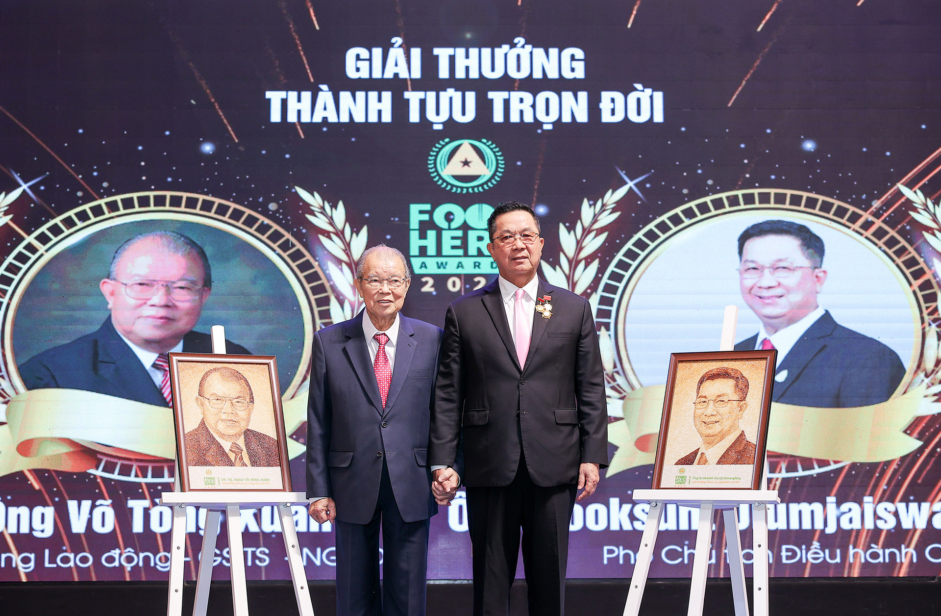 GS.TS Võ Tòng Xuân (trái) và ông Sooksunt Jiumjaswanglerg, Phó Chủ tịch Hội đồng điều hành CPF (phải) nhận danh hiệu 'Thành tựu cống hiến trọn đời'.