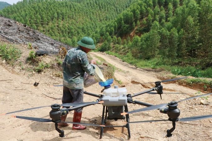 Người dân đầu tư máy bay phun thuốc bảo vệ thực vật để cứu rừng bạch đàn. Ảnh: Quang Linh.