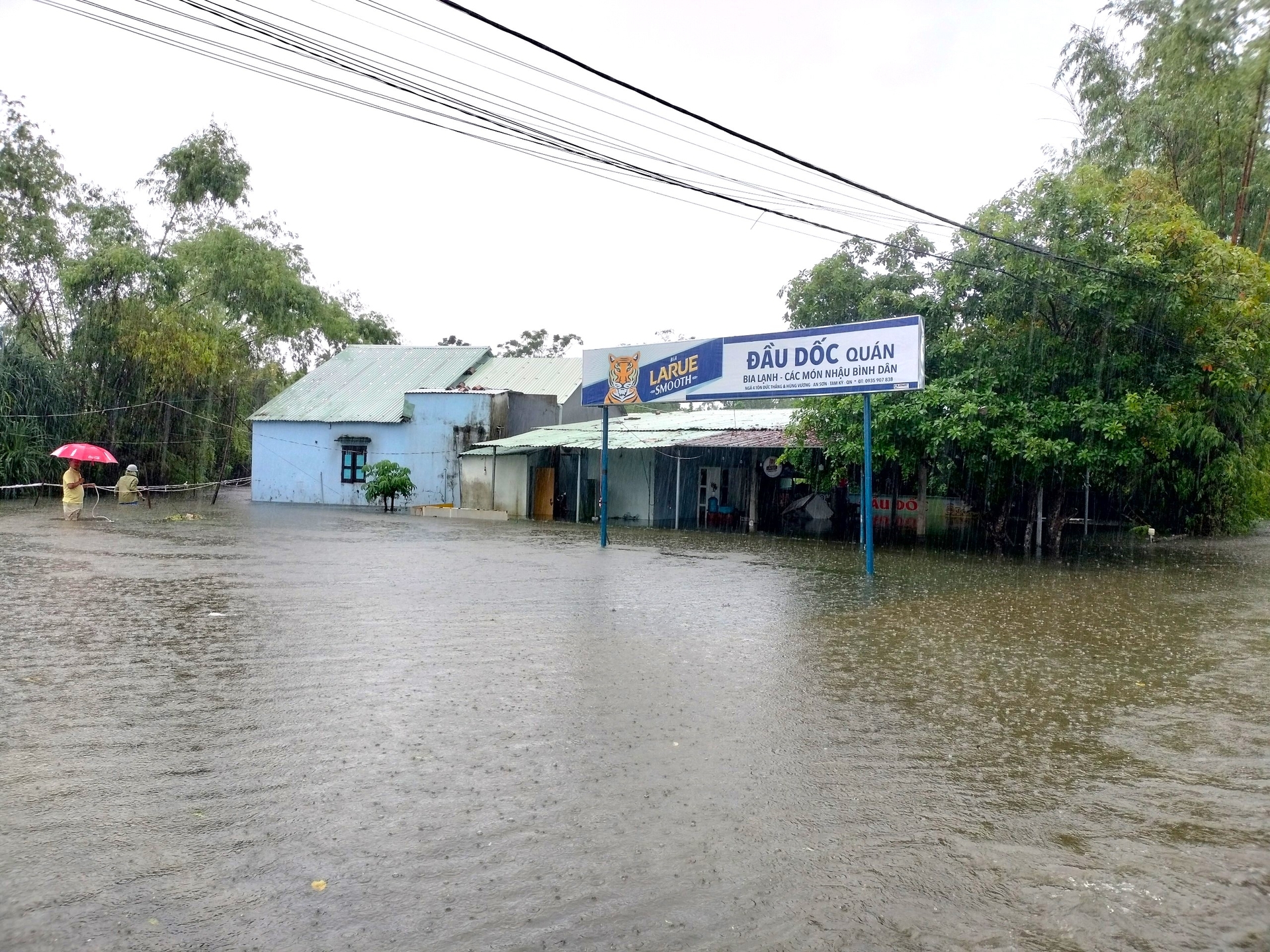 Một số khu dân cư thấp, trũng ở tỉnh Quảng Nam bị ngập do mưa lớn kéo dài nhiều ngày qua. Ảnh: L.K.