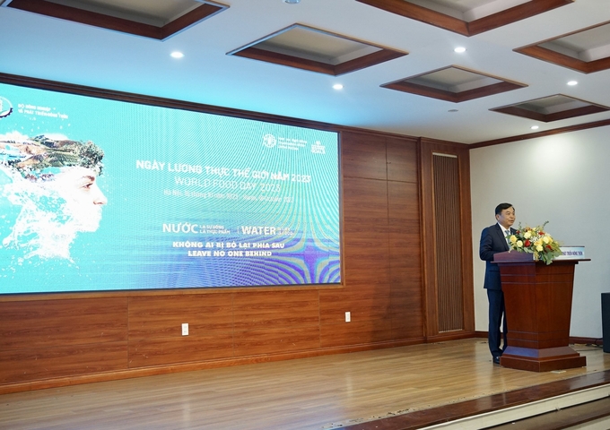 Deputy Minister Nguyen Hoang Hiep speaking at the program celebrating the 43rd World Food Day. Photo: Linh Linh.
