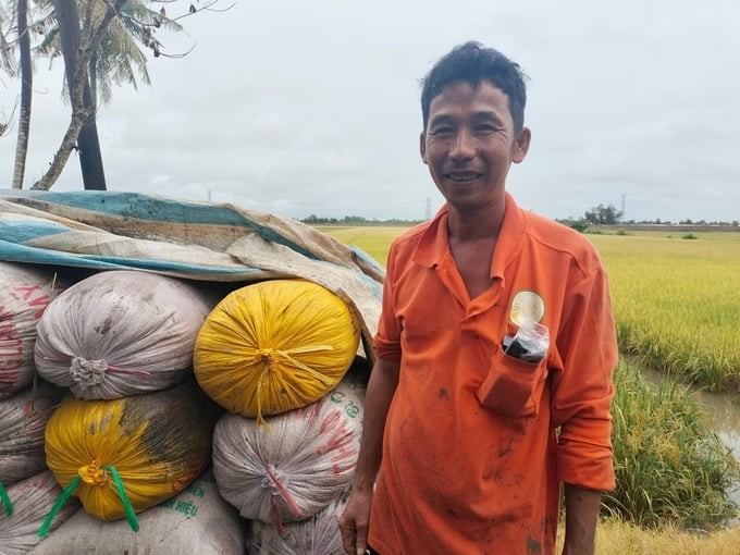 Farmer Nguyen Huu Tan (Hoa Hiep hamlet, Nguyen Van Thanh commune, Binh Tan district, Vinh Long province) said that the yield of rice in the autumn-winter crop is quite high, and the happiest thing is that the price of rice is extremely high. Photo: Minh Dam.