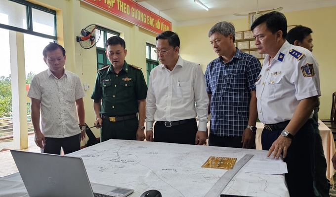 Lực lượng chức năng tỉnh Quảng Nam triển khai công tác ứng cứu ngư dân trong vụ chìm tàu. Ảnh: Lê Khánh.