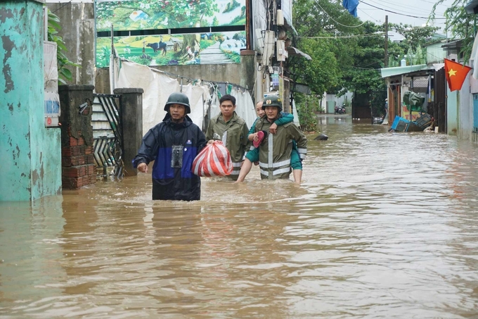 Khu dân cư trên đường Mẹ Suốt ở TP Đà Nẵng tiếp tục bị ngập nước do mưa lớn vào sáng 17/10. Ảnh: K.X.