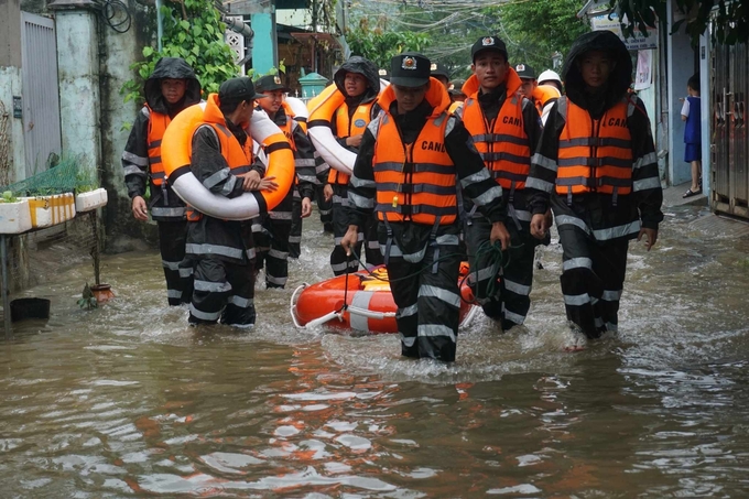 Lực lượng chức năng TP Đà Nẵng sẵn sàng giúp đỡ người dân sơ tán đến nơi an toàn. Ảnh: K.X.