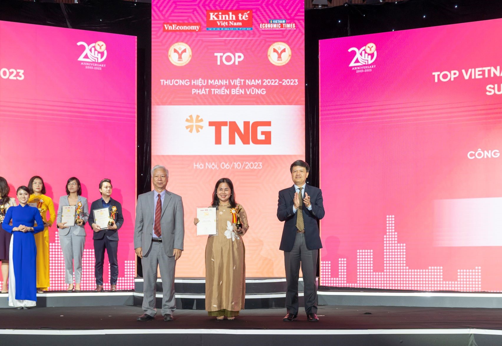 Đại diện TNG Holdings Vietnam nhận giải Thương hiệu mạnh 2022 - 2023. Ảnh: TNG.