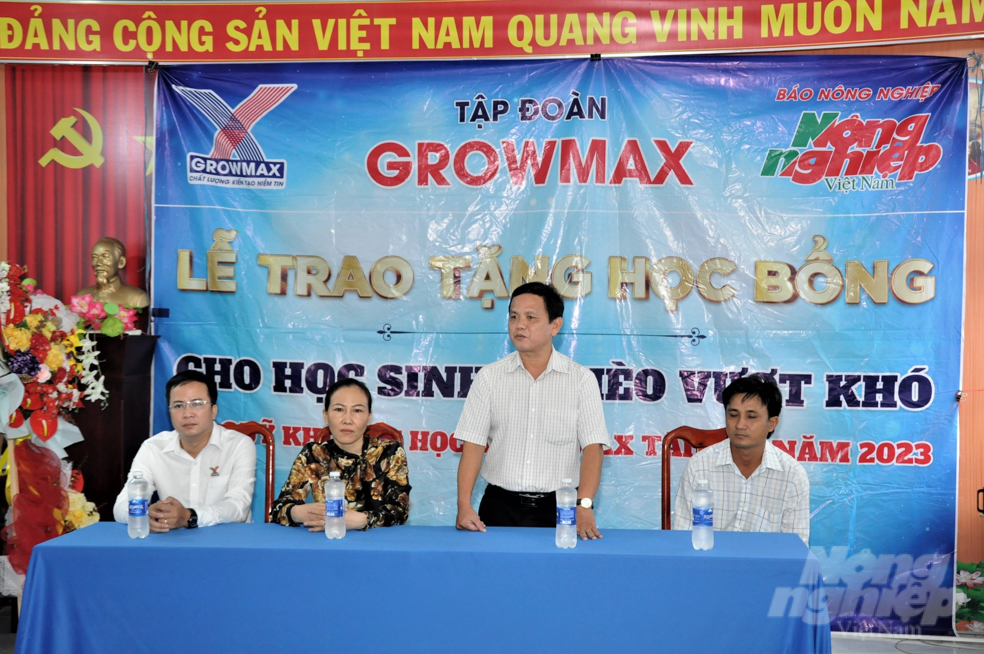 Thầy Mai Văn Hùng, Hiệu trưởng Trường Tiểu học và THCS Vĩnh Bình Bắc (đứng) cảm ơn Tập đoàn GrowMax và Báo Nông nghiệp Việt Nam đã quan tâm giúp đỡ, hỗ trợ học bổng GrowMax cho các em học sinh. Ảnh: Trung Chánh.