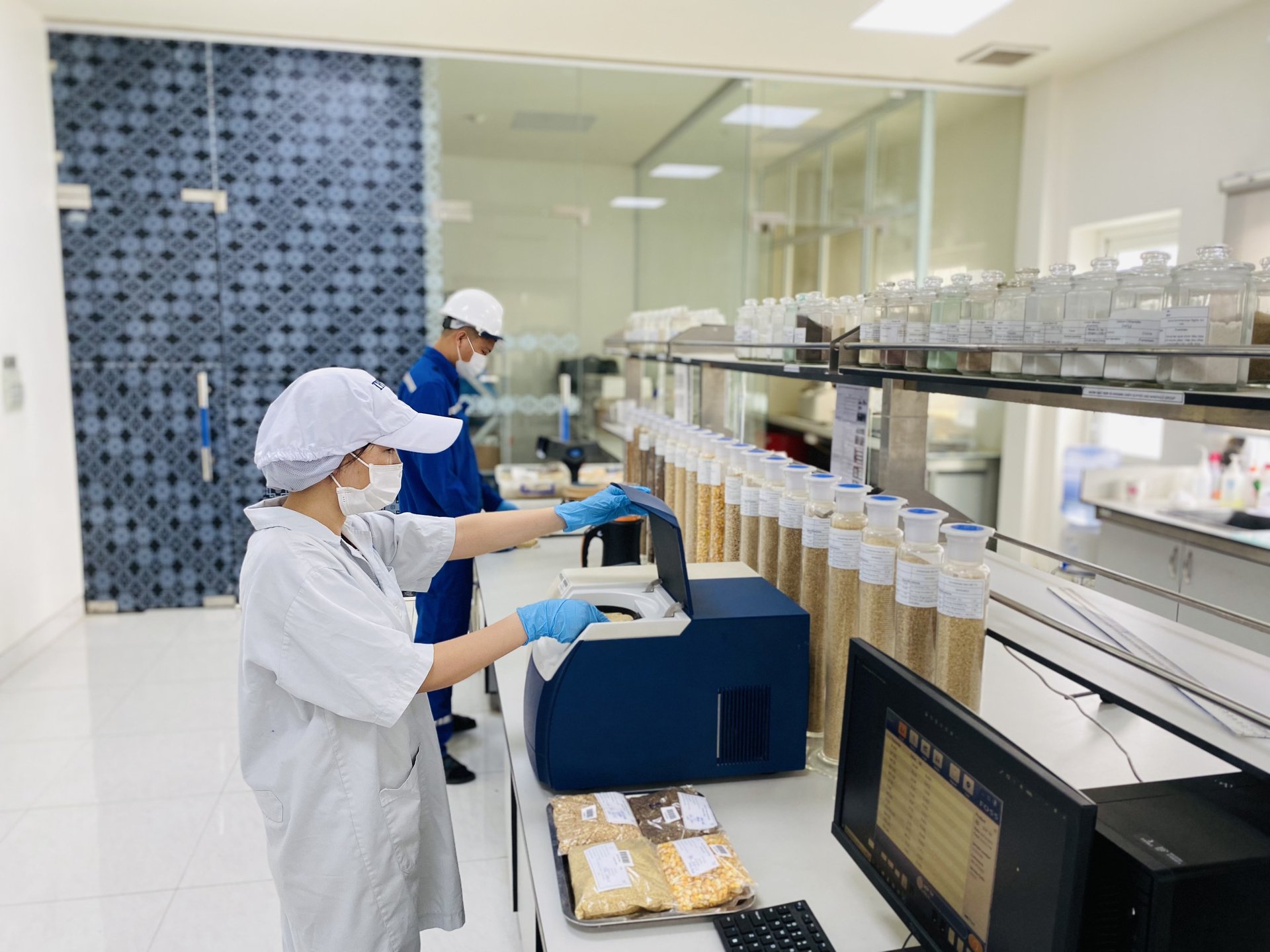 Phòng thí nghiệm tiêu chuẩn ISO 17025 của Trung tâm Thức ăn và Dinh dưỡng TH đang vận hành máy quang phổ cận hồng ngoại NIR phân tích thực phẩm hiện đại bậc nhất thế giới.