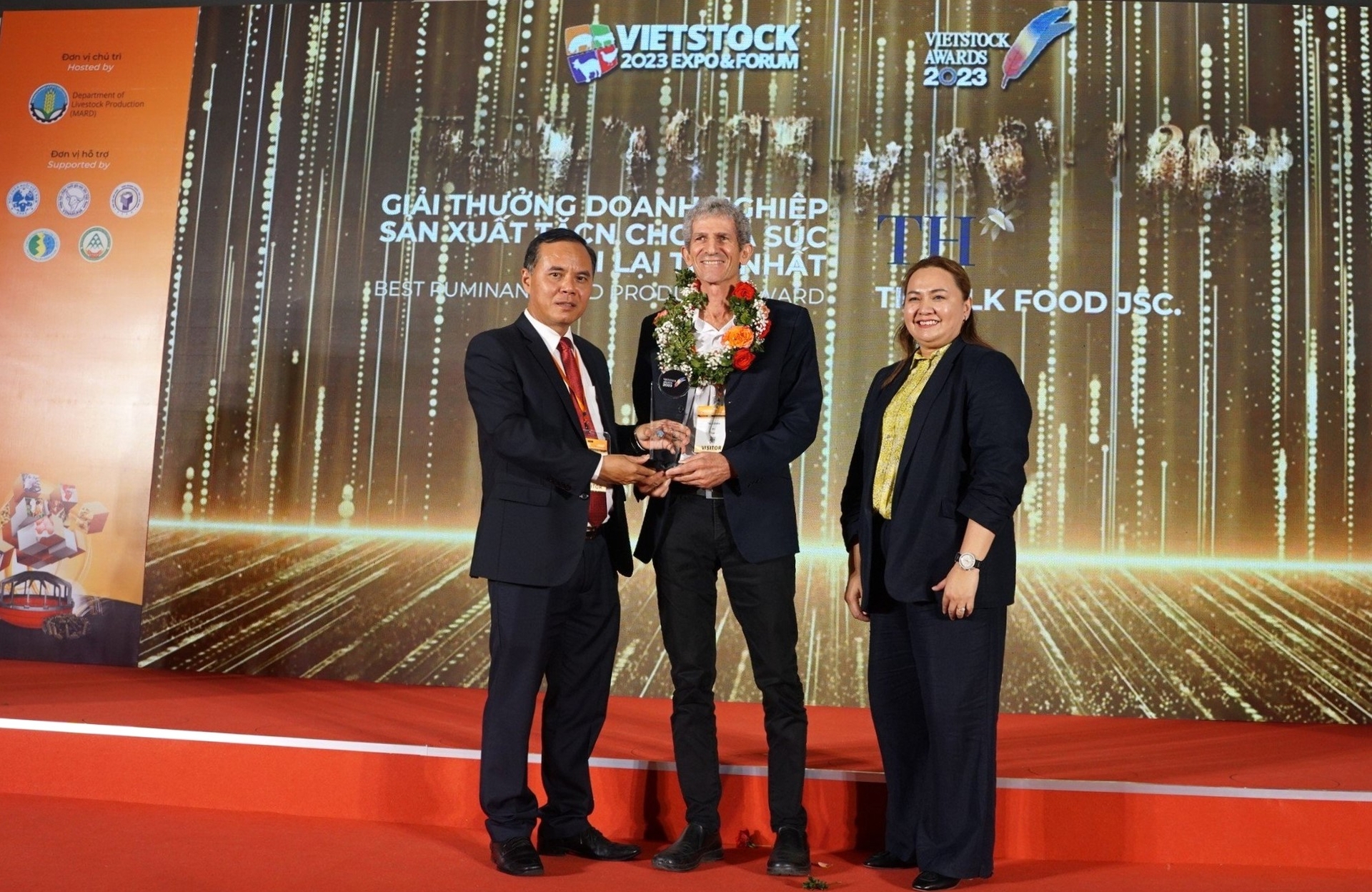 Ông Tal Cohen - Tổng giám đốc Công ty cổ phần Thực phẩm Sữa TH đón nhận giải thưởng 'Doanh nghiệp sản xuất thức ăn chăn nuôi cho gia súc nhai lại tốt nhất năm 2023'.