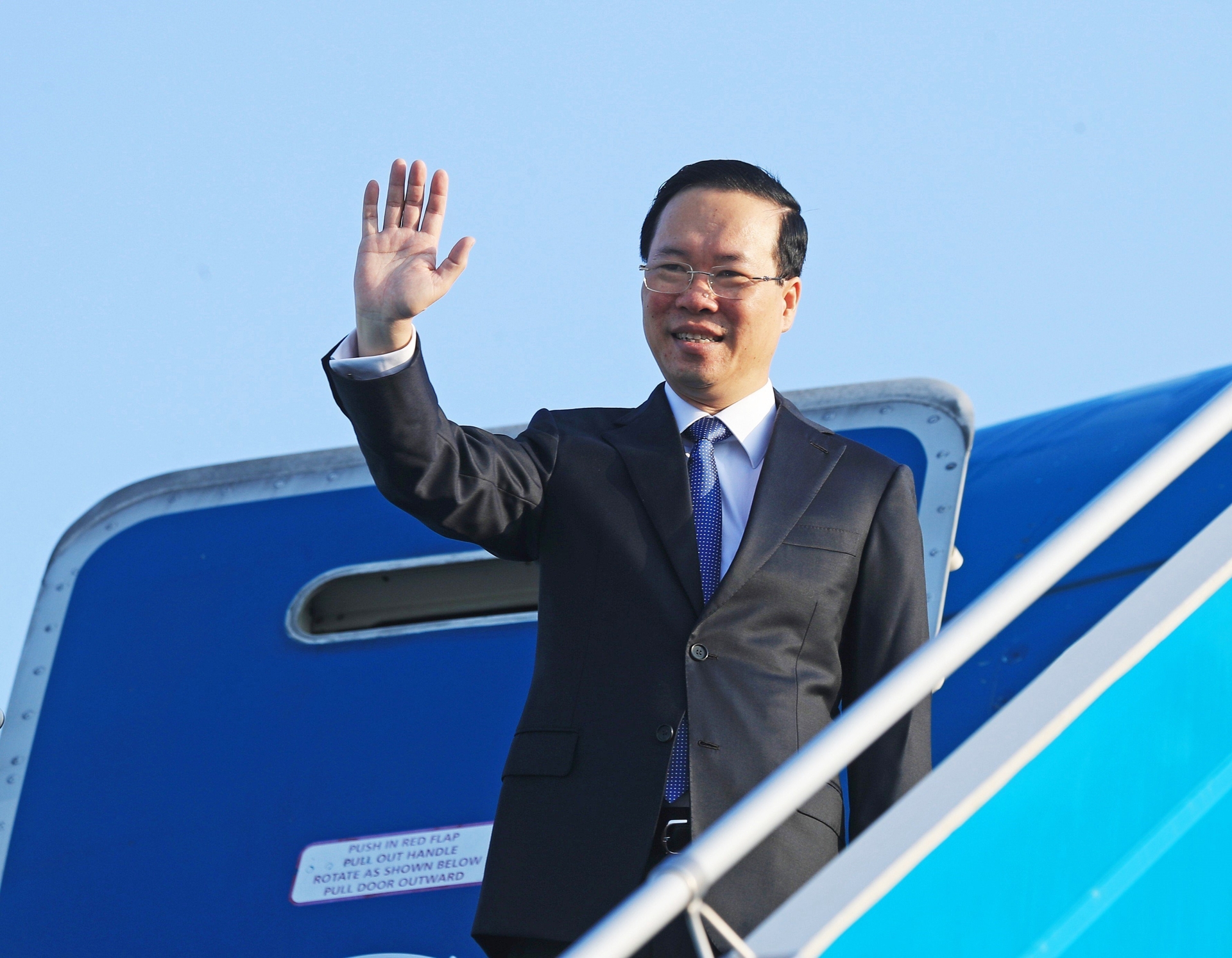 Chủ tịch nước Võ Văn Thưởng rời Hà Nội, lên đường tới Trung Quốc tham dự Diễn đàn cấp cao hợp tác quốc tế 'Vành đai và Con đường' lần thứ ba. Ảnh: Thống Nhất/TTXVN.