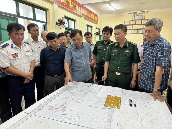 Thứ trưởng Bộ NN-PTNT Nguyễn Hoàng Hiệp (thứ 4 từ phải sang) có mặt tại tỉnh Quảng Nam để chỉ đạo công tác tìm kiếm ngư dân mất tích. Ảnh: L.K.