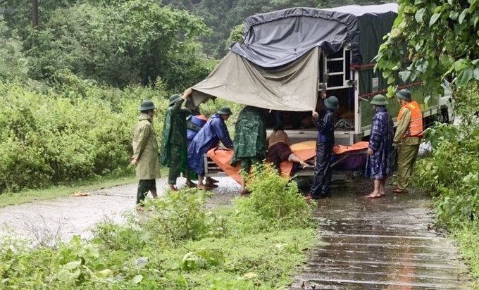 Vận chuyển lương thực vượt lũ đến khu vực bị cô lập ở vùng miền núi huyện Minhn Hóa. Ảnh: T. Hiếu.