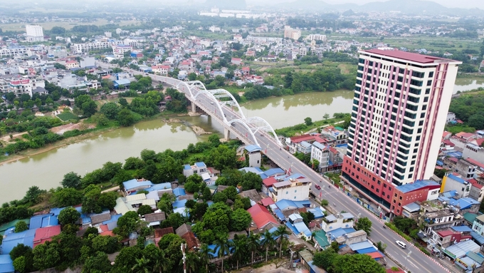 Vào thời điểm khánh thành năm 2019, cầu Bến Tượng với tổng mức đầu tư hơn 436 tỷ đồng là cây cầu vòm thép nhồi bê tông đầu tiên tại tỉnh Thái Nguyên và có quy mô lớn nhất tại các tỉnh miền núi phía Bắc.