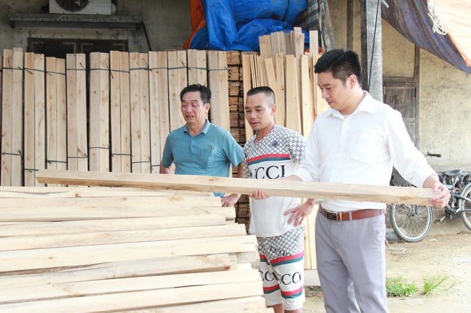 Chế biến gỗ rừng trồng đóng vai trò quan trọng trong ngành công nghiệp nông thôn ở Yên Bái. Ảnh: Thanh Tiến.