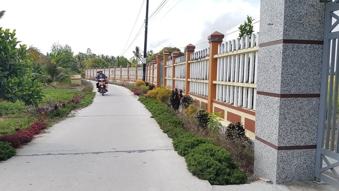 Tuyến đường giao thông nông thôn kiểu mẫu ở huyện Vĩnh Lợi. Ảnh: Trọng Linh.