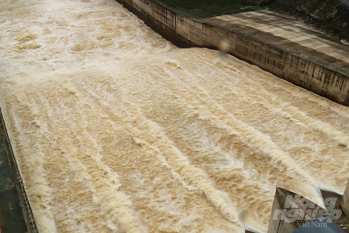 Nhiều hồ chứa thủy lợi, thủy điện tại tỉnh Thừa Thiên Huế đồng loạt xả lũ trong ngày 18/10. Ảnh: CĐ.