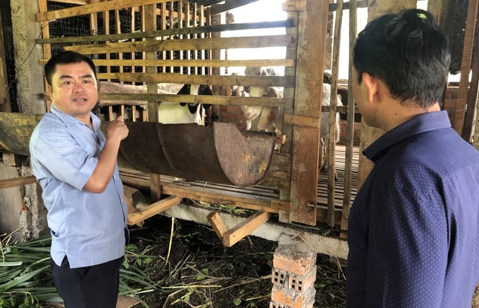 Ông Y Sỹ Buôn Yă, Phó Giám đốc Trung tâm Khuyến nông - Giống cây trồng, vật nuôi và Thủy sản Đắk Lắk kiểm tra mô hình nuôi dê an toàn sinh học trên địa bàn. Ảnh: Quang Yên.