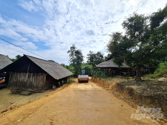 Con đường vành đai bao quanh Bản Tèn đang được đầu tư xây dựng. Ảnh: Đào Thanh.