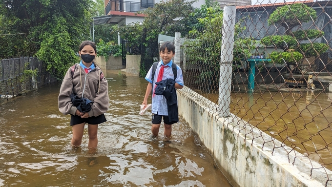 Đã có nhiều thế hệ học sinh xóm Đảo phải lội nước đến trường vào mùa mưa lụt. Ước mong giản dị của các em là được di chuyển bằng xe đạp hoặc xe máy như chúng bạn cùng trang lứa ở các xóm khác. 