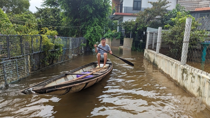 Đến trưa 16/10, xóm Đảo với 52 hộ vẫn đang còn ngập sâu sau đợt mưa lớn kéo dài vừa qua. Phương tiện di chuyển chủ yếu của người dân vẫn là những chiếc ghe.