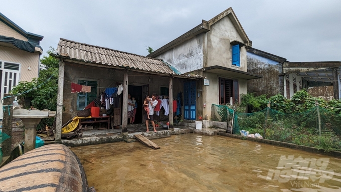 Trong khi nhiều khu vực dân cư khác ở huyện Quảng Điền nước đã rút. Người dân bắt đầu trở lại cuộc sống thường nhật thì tại xóm Đảo nước lụt vẫn ngập sâu khiến cuộc sống người dân đảo lộn.