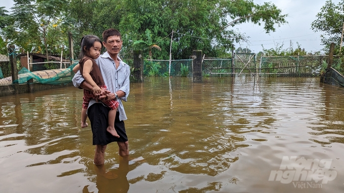 Cách nhà ông Dẫn không xa là gia đình ông Võ Lộc (52 tuổi) cũng đang trong tình trạng ngập lụt. Đứa con nhỏ của ông Lộc phải bồng bế trên tay cả ngày vì sợ trẻ nghịch nước lụt nguy hiểm. 