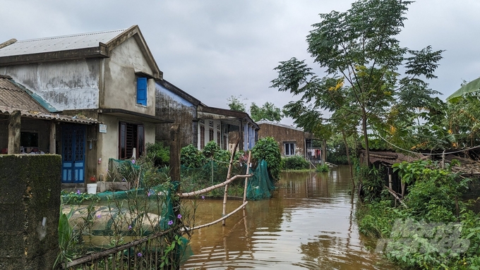 Xóm Đảo vắng lặng vì ai cũng ở trong nhà bởi còn bị nước lụt 'bao vây'.