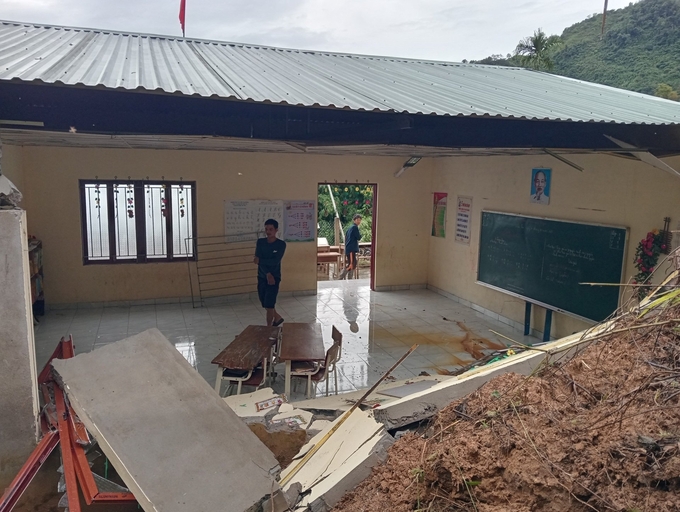 Phòng học thuộc điểm trường Tăk Cui (thôn 5, xã Trà Cang, huyện Nam Trà My, Quảng Nam) bị sập do sạt lở. Ảnh: T.L.