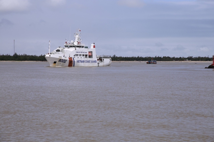 Tàu Cảnh sát biển 8002 được huy động để tham gia công tác ứng cứu các ngư dân gặp nạn. Ảnh: L.K.