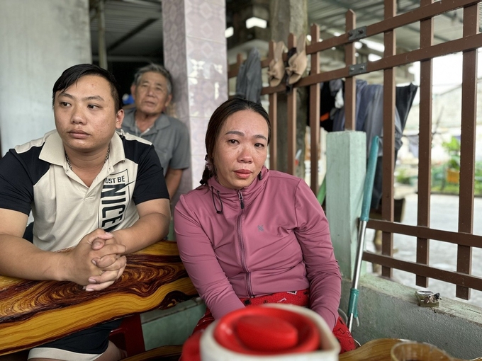 Chị Trần Thị Nguyệt thất thần, lo lắng cho sức khỏe của chồng mình trên tàu cá QNa 90927TS bị lốc xoáy đánh chìm ở vùng biển Trường Sa. Ảnh: L.K.