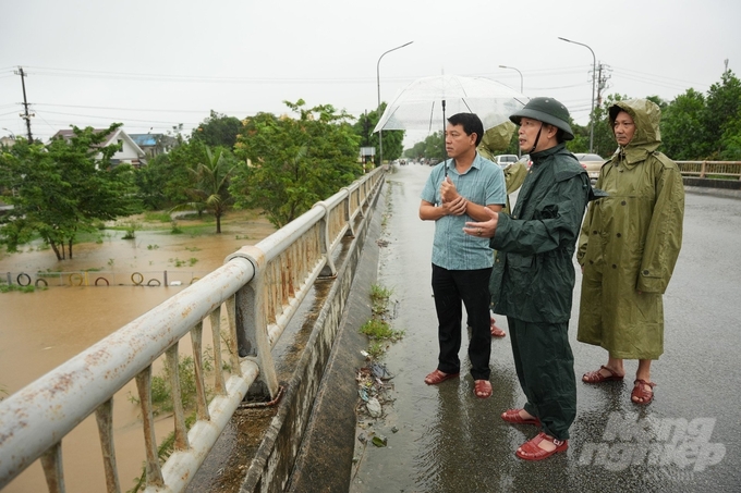 Ông Phan Quý Phương, Phó Chủ tịch UBND tỉnh Thừa Thiên Huế đi kiểm tra, chỉ đạo triển khai ứng phó mưa lũ tại thị xã Hương Trà vào sáng 18/10. Ảnh: CĐ.