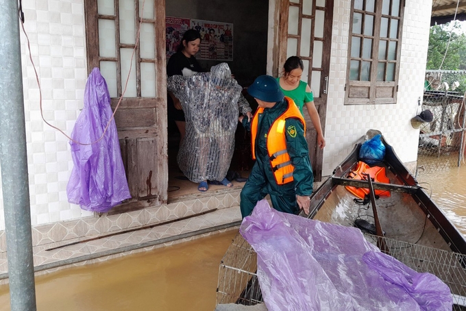 Trong sáng 18/10 nhiều khu vực tại tỉnh Thừa Thiên - Huế bị nước lụt uy hiếp. Lực lượng chức năng triển khai di dời những hộ dân sinh sống ở khu vực có nguy cơ cao lên chỗ an toàn.