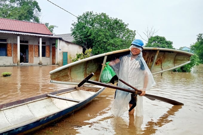 Vào những ngày này, tại một số khu vực thấp trũng ở tỉnh Thừa Thiên - Huế, chiếc ghe là phương tiện không thể thiếu của nhiều gia đình. 