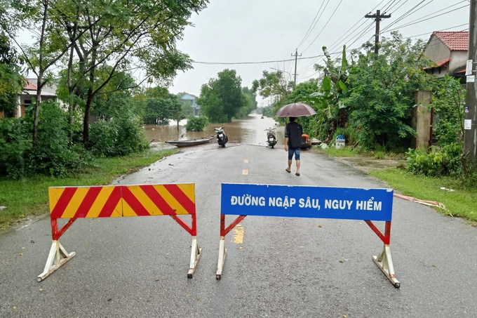 Đặc biệt tại các huyện vùng trũng Phong Điền, Quảng Điền tình trạng ngập lụt càng thêm trầm trọng bởi trước đó nhiều khu vực ở các địa phương này nước lụt do ảnh hưởng từ các đợt mưa trước vẫn chưa rút hết. Trong ảnh là một bảng cảnh báo nguy hiểm được đặt tại tuyến đường thường xuyên bị ngập lụt ở huyện Quảng Điền để cảnh báo cho người dân. 