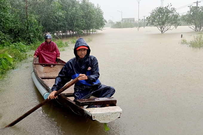 Đến chiều tối 18/10 tại tỉnh Thừa Thiên - Huế mưa đã bắt đầu giảm dần. Tuy nhiên nước từ thượng nguồn sông Hương và sông Bồ tiếp tục tràn về vùng hạ du khiến tình trạng ngập lụt diễn ra trên diện rộng.