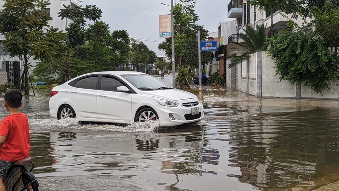 Tại khu quy hoạch Bắc Hương Sở nước lụt lên nhanh khiến nhiều cư dân ở đây phải nhanh chóng di chuyển xe ô tô lên chỗ cao để đảm bảo an toàn. 