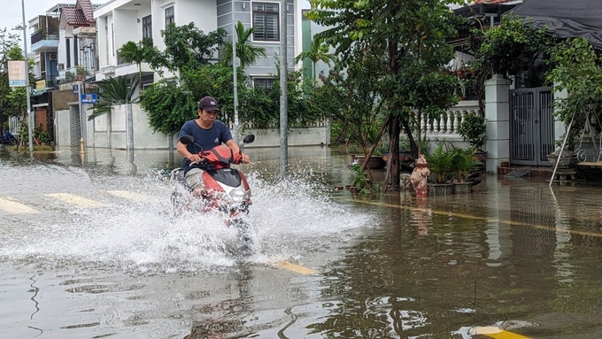 Việc di chuyển trên những con đường ngập nước tiềm ẩn nhiều nguy cơ mất an toàn.