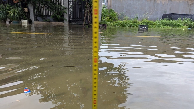 Đến chiều 18/10 nhiều tuyến đường tại thành phố Huế nước lụt đã lên cao từ 10 - 30cm. 