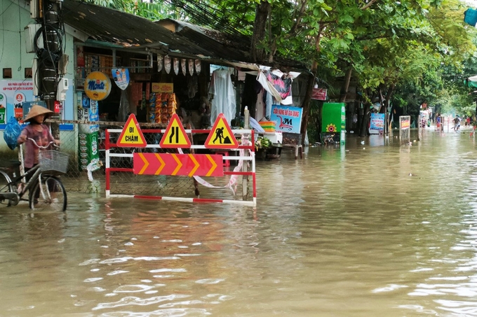Người dân sinh sống gần khu đô thị An Vân Dương, thành phố Huế khổ sở bởi tình trạng ngập lụt kéo dài từ cả chục năm nay nhưng chính quyền chưa có phương án xử lý. 