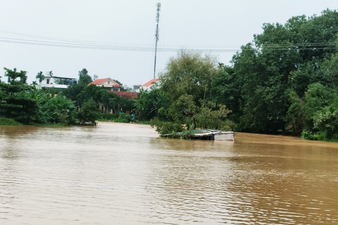 Đến chiều 18/10, nước trên sông Như Ý, một phụ lưu của sông Hương (thành phố Huế) vẫn đang ở mức cao. 