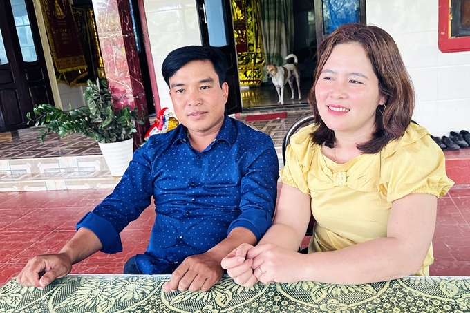 'Hai Lua' Vinh Lam - Nguyen Van Tuan and his wife share the story of organic rice cultivation. Photo: Vo Dung.