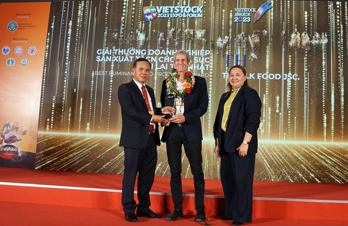 Mr. Tal Cohen, General Director of TH Milk Food Joint Stock Company, received the award 'Best Livestock Feed Producer for Ruminants in 2023'.