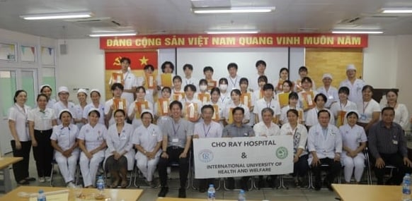 Đoàn sinh viên Nhật Bản sang học tập, thực hành tại Bệnh viện Chợ Rẫy. Ảnh: BVCC.