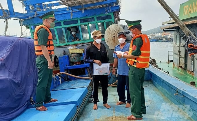 Để ngăn chặn tình trạng đánh bắt thủy sản trái phép, tìm cách gỡ 'thẻ vàng' đối với thủy sản Việt Nam, tỉnh BR-VT phối hợp lập các chốt liên ngành chống khai thác trái phép trên biển tại các cửa biển... Ảnh: MS.