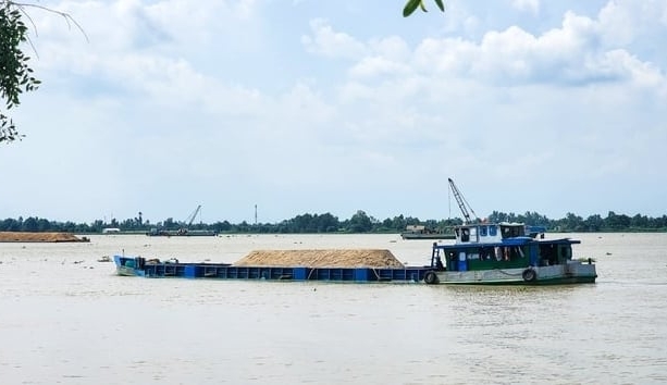 Unsustainable sand mining causes increased saltwater intrusion, land subsidence, flooding, and coastal erosion in the Mekong Delta. Photo: Kim Anh.