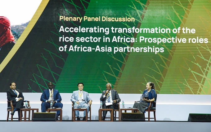 Panel discussion with the theme 'Accelerating transformation of the rice sector in Africa: Prospective roles of Africa-Asia partnerships.' Photo: Quynh Chi.