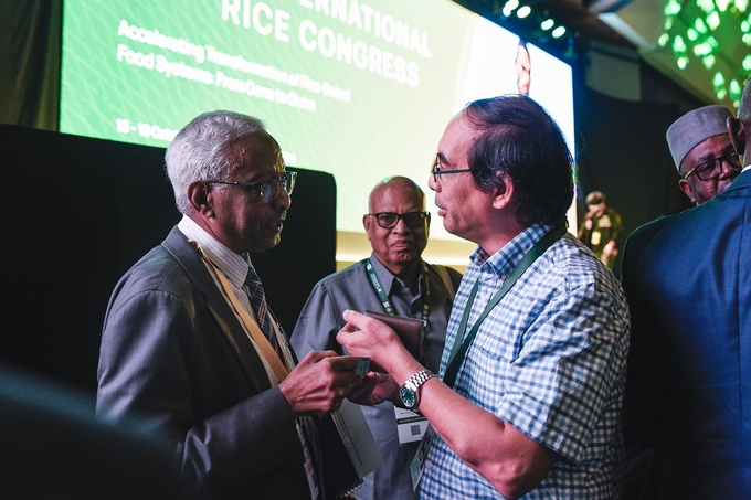 Dr. Dao The Anh exchanges information with the Regional Director of IRRI-Africa. Photo: Quynh Chi.